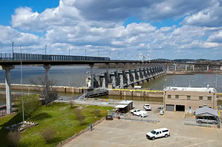 Hotel dekat Big Dam Bridge