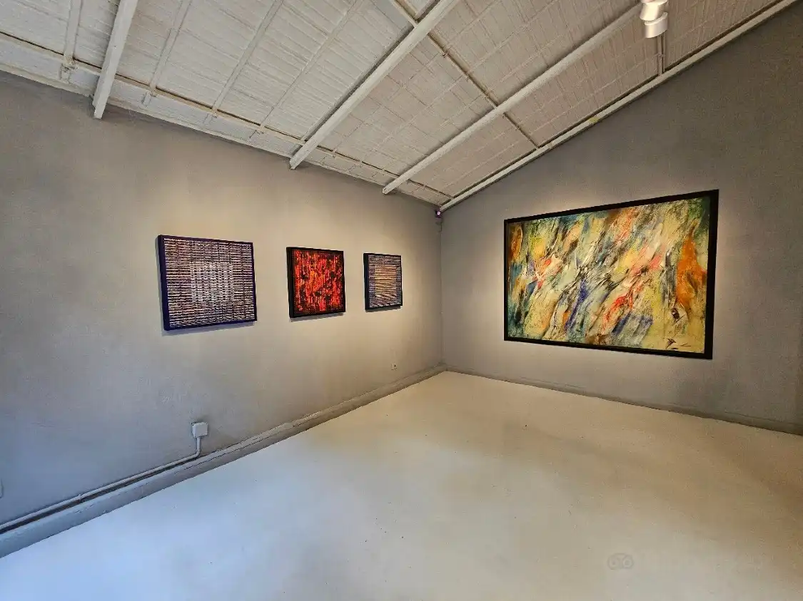 Hotels near Aria Art Gallery