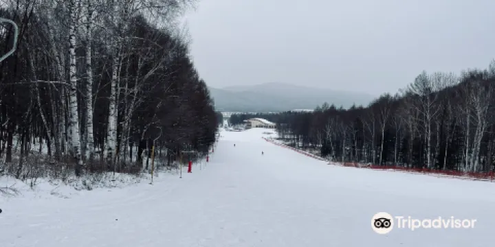 鐵力日月峽滑雪場