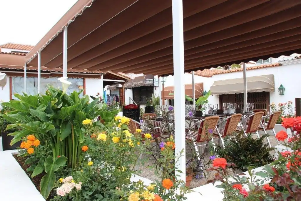 Hotels near Canary Center