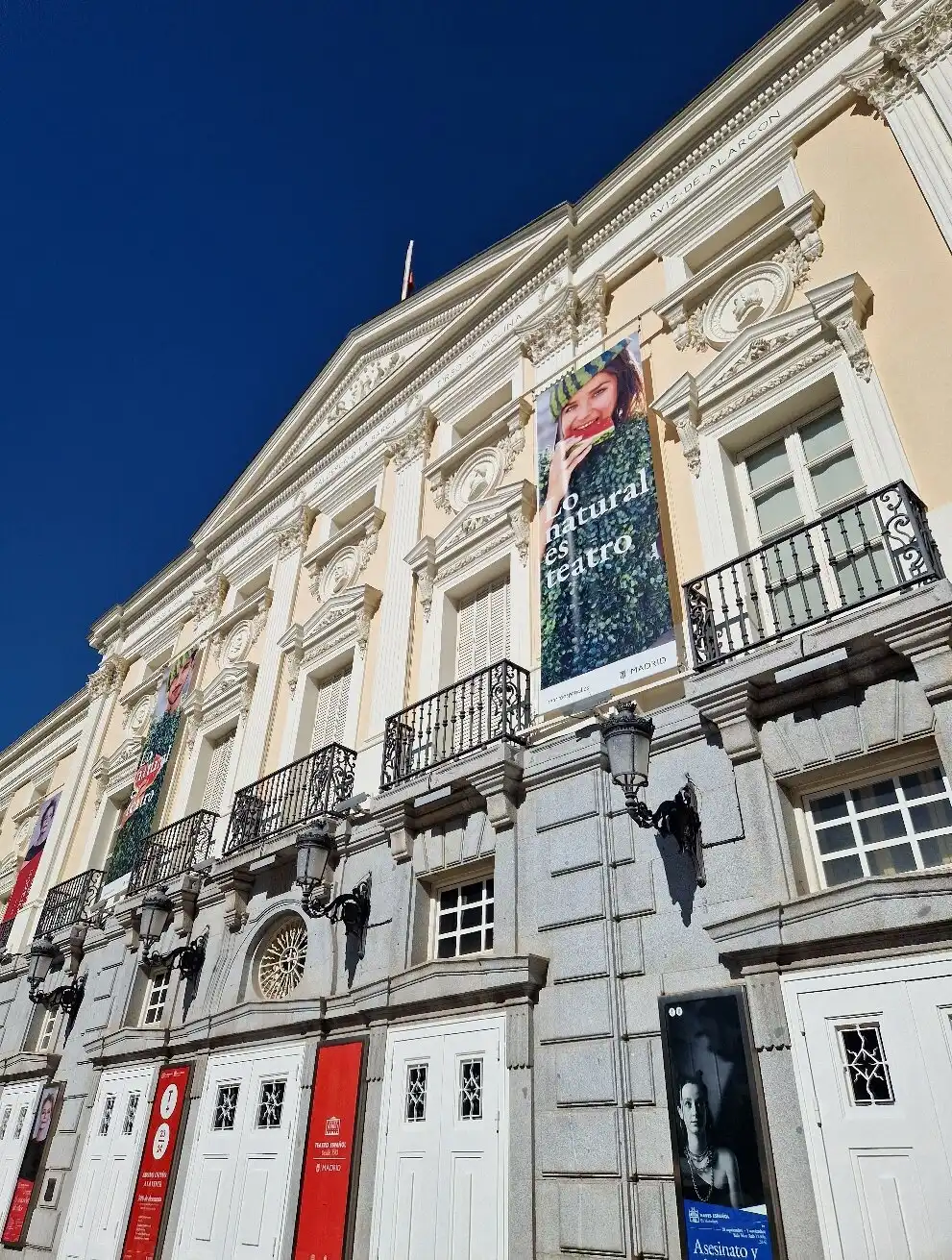 Отели рядом с достопримечательностью «Teatro Espanol»