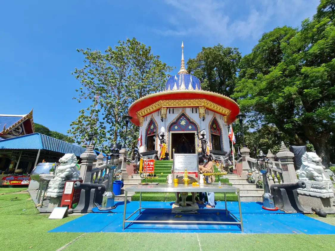 Hotels near Somdet Phra Chao Taksin Maharat Shrine