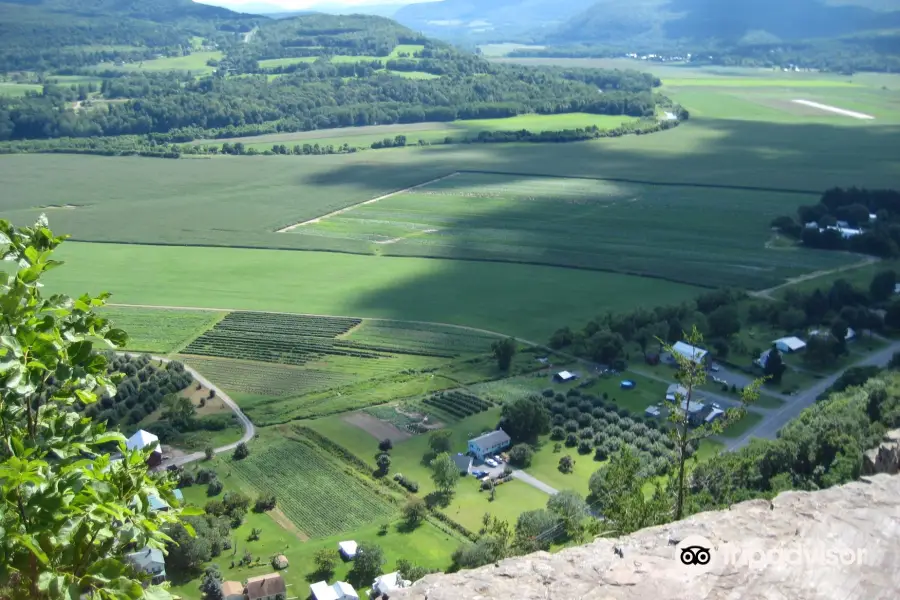 Vroman's Nose Hiking Trail