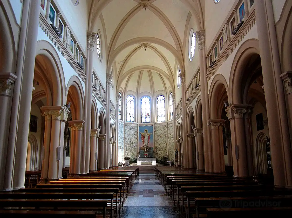 Отели рядом с достопримечательностью «Chiesa del Sacratissimo Cuore di Gesu»