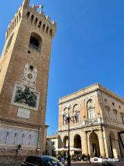 Piazza Giacomo Leopardi e Palazzo Comunale