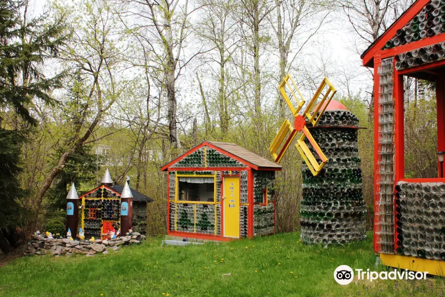 Redditt Bottle House