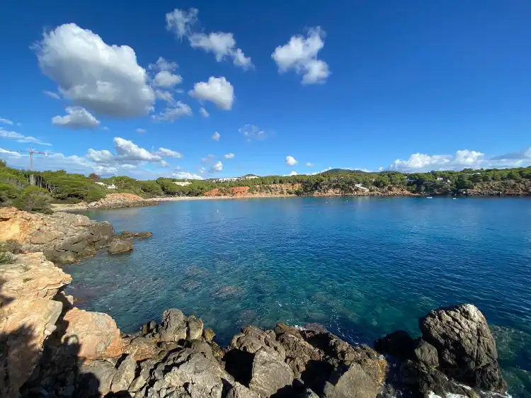 Các khách sạn ở Cala Llenya