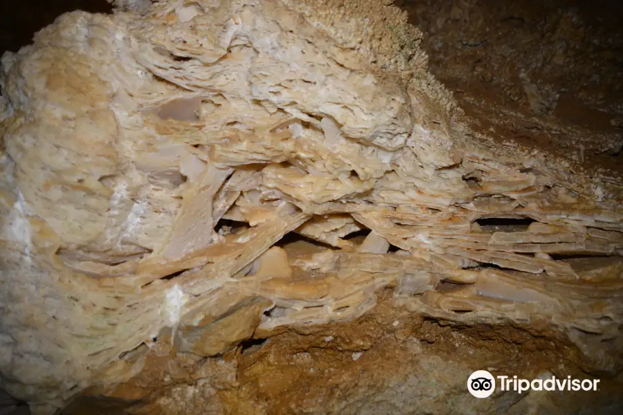 Szemlő Mountain Cave