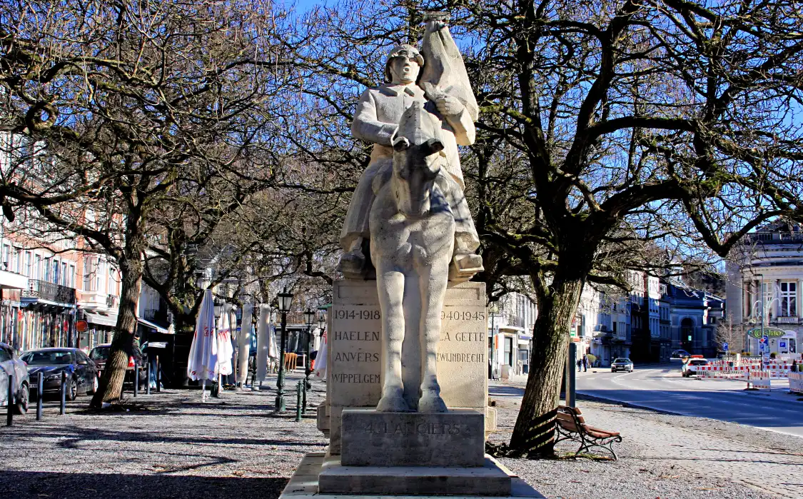 Monument au 4ème Régiment de Lanciers附近的飯店