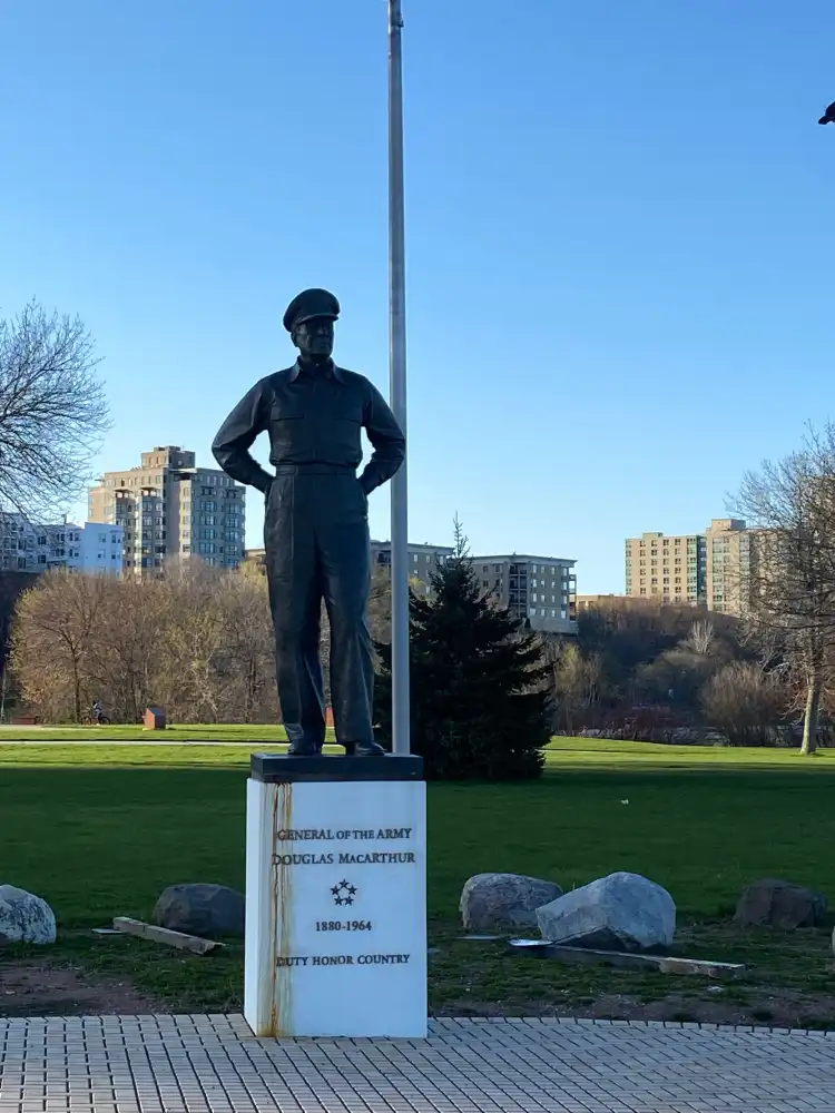 Hotels near Veterans Park