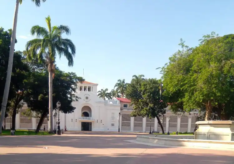 Các khách sạn gần El Farallon