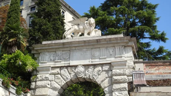 波拉尼拱門