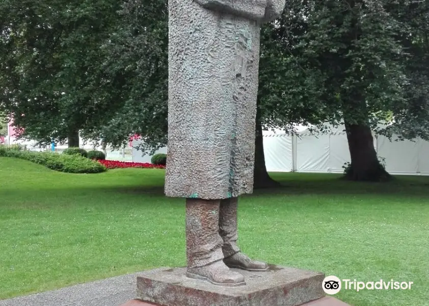 Friedrich-Engels-Statue