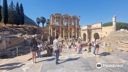 Efes Antik Kenti Ust Giriş