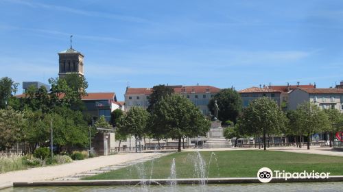 Champ de Mars et Kiosque Peynet