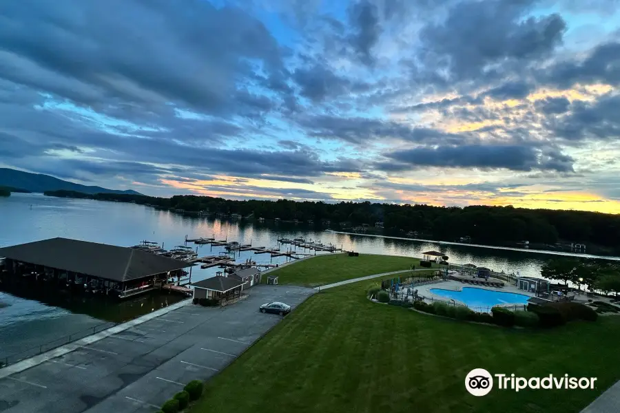 Smith Mountain Lake