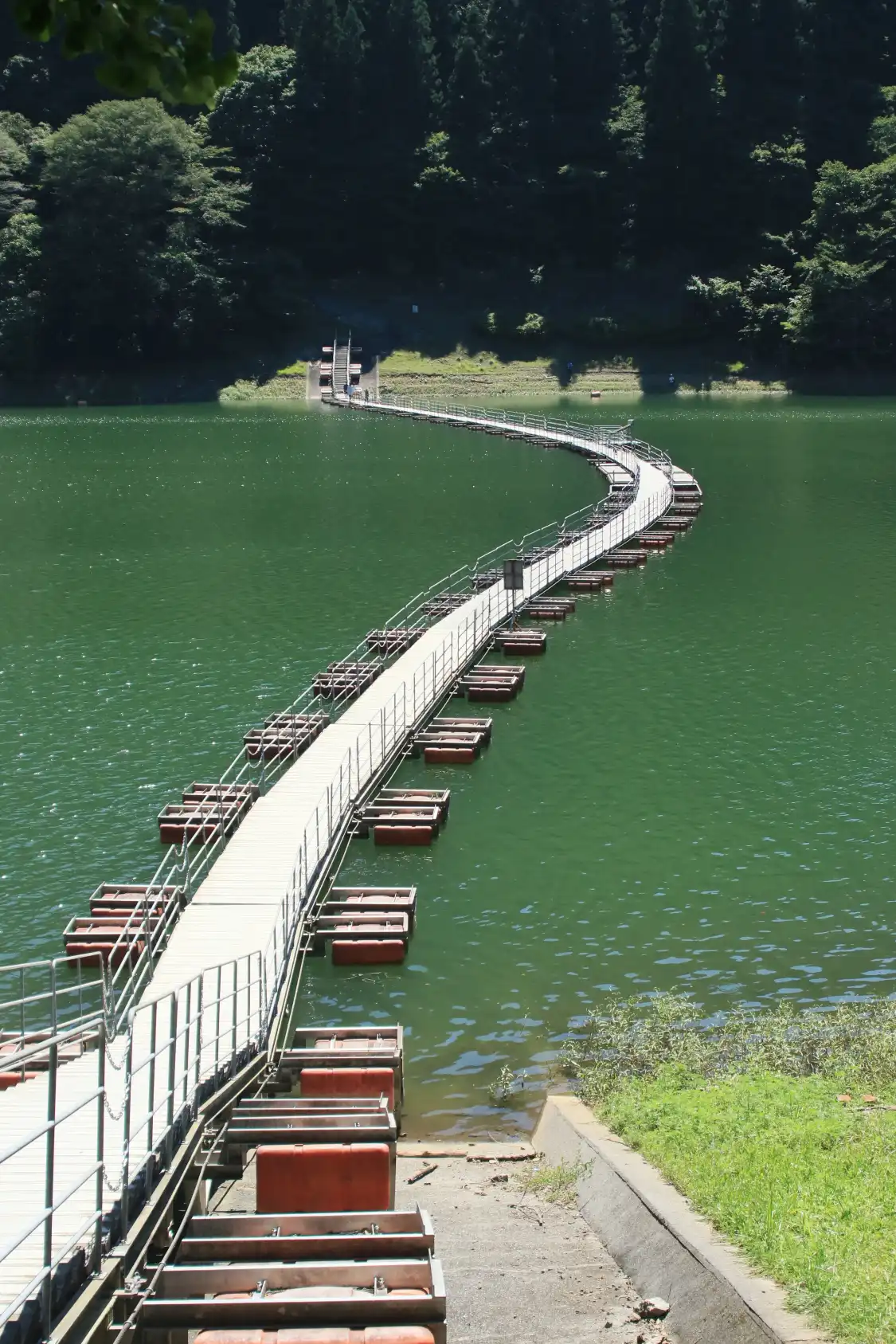 Hotels near Tozura pontoon bridge