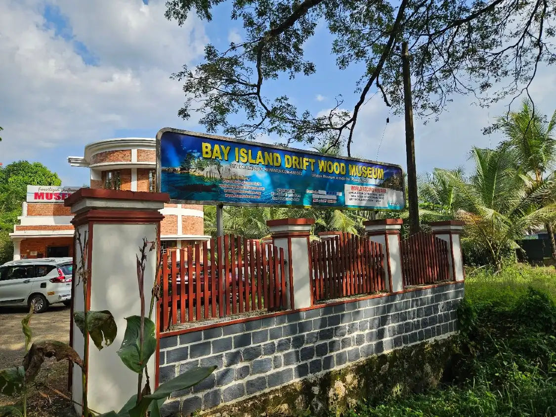 Hotels near Bay Island Driftwood Museum