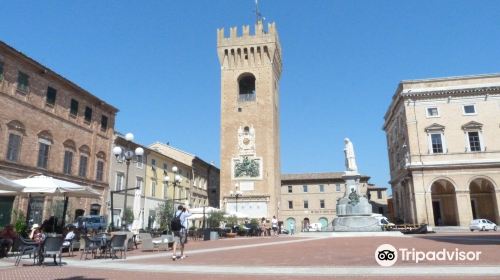 Piazza Giacomo Leopardi e Palazzo Comunale