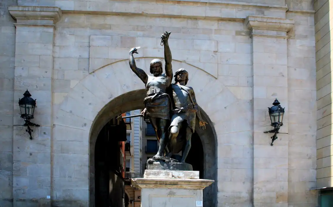 Hotels near Estatua d'Indibil i Mandoni