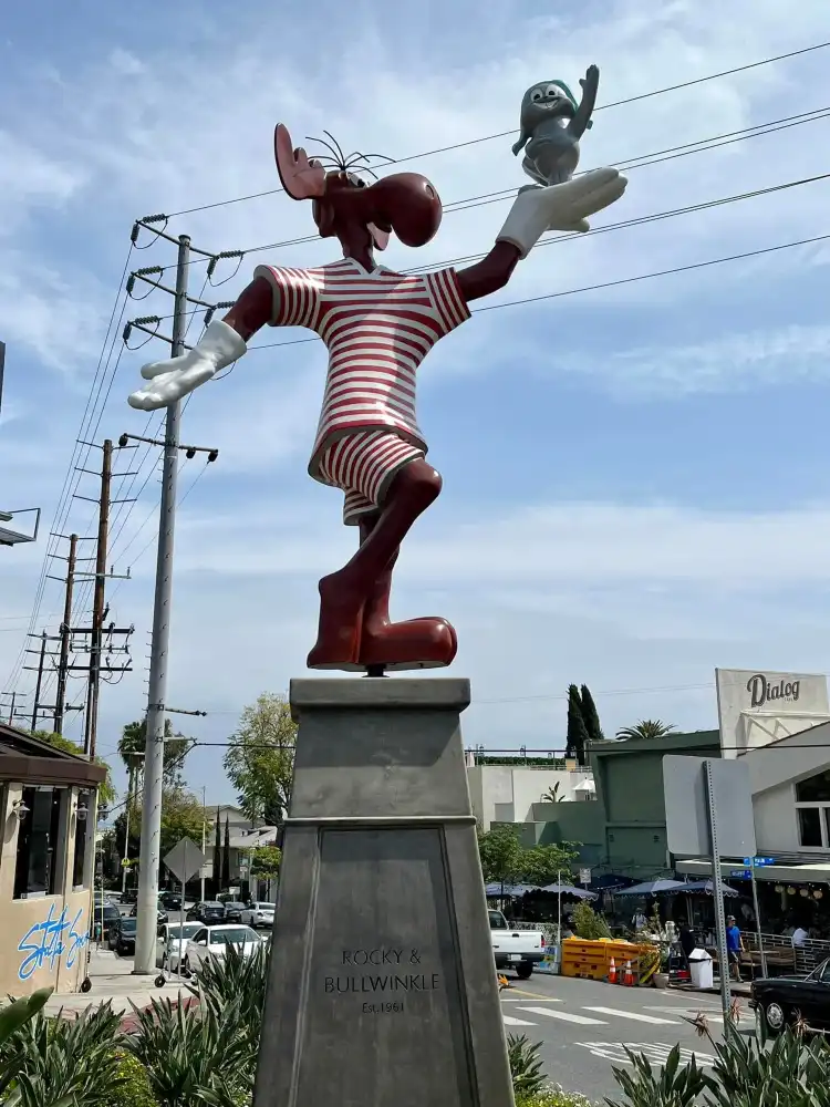 Hotel dekat Rocky and Bullwinkle Statue