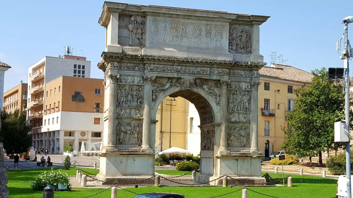 Hotel dekat Arco di Traiano