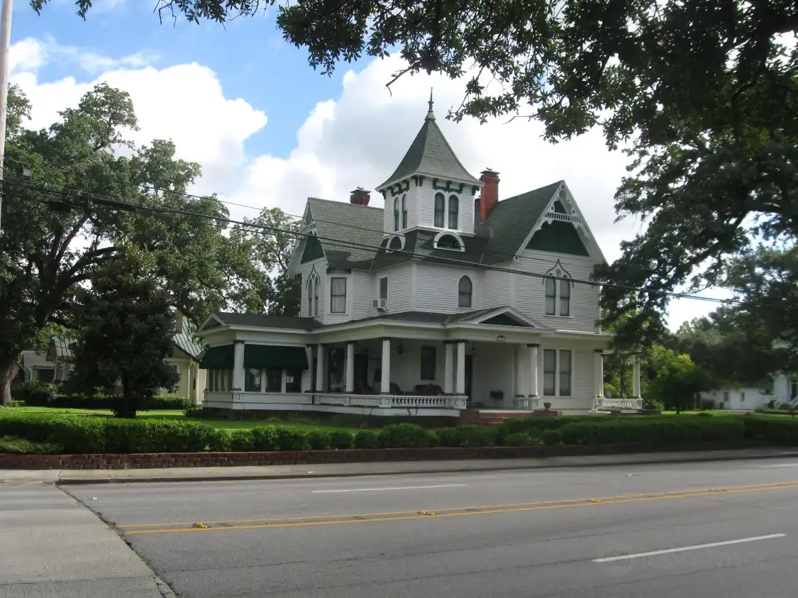 Hotel dekat Charpentier Historic District