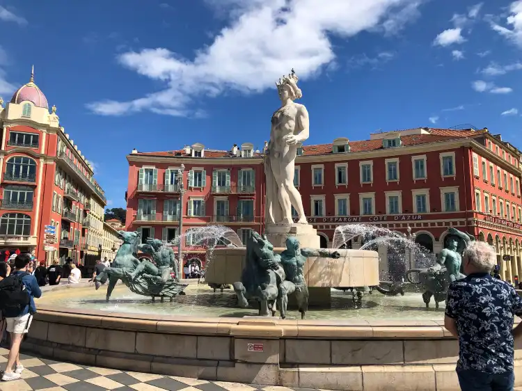Hotels near Fontaine du Soleil