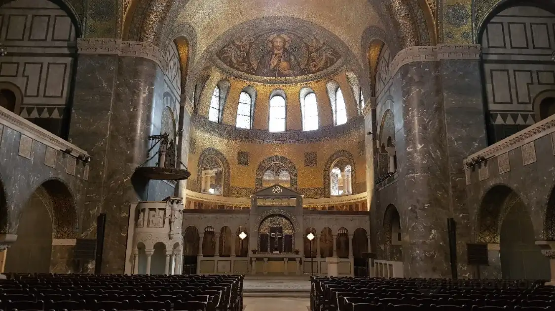 Hotels near Church of the Redeemer