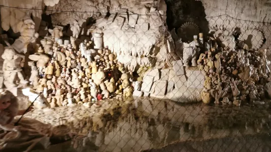 Les Grottes Petrifiantes