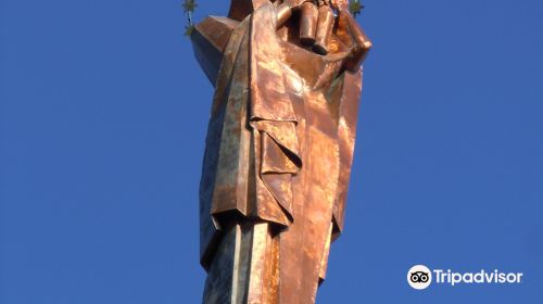 Statue de Notre-Dame-de-France, Reine de la Paix