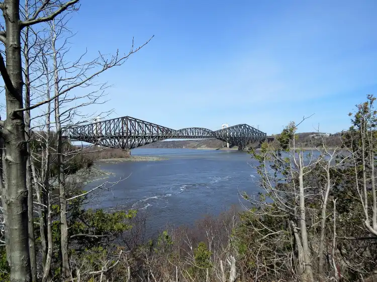 Hotels near Quebec Bridge