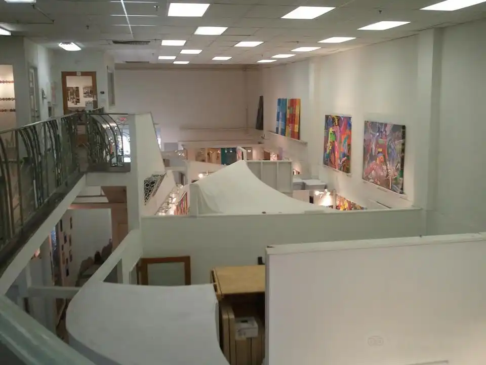 Hotel dekat Art Center - Richard Shack Gallery