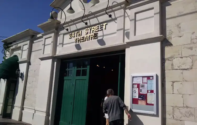 Các khách sạn gần 24th Street Theatre