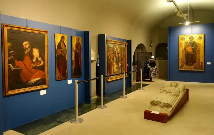 Hotels near Museo Nicolaiano