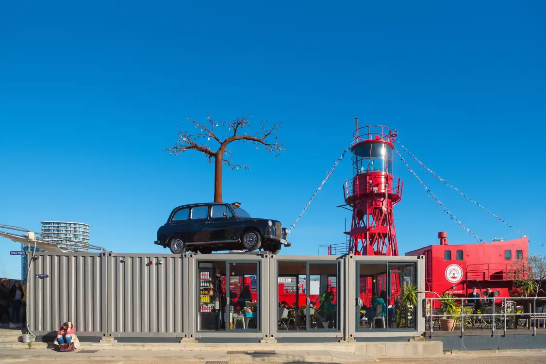 트리니티 부이 와프 주변 호텔