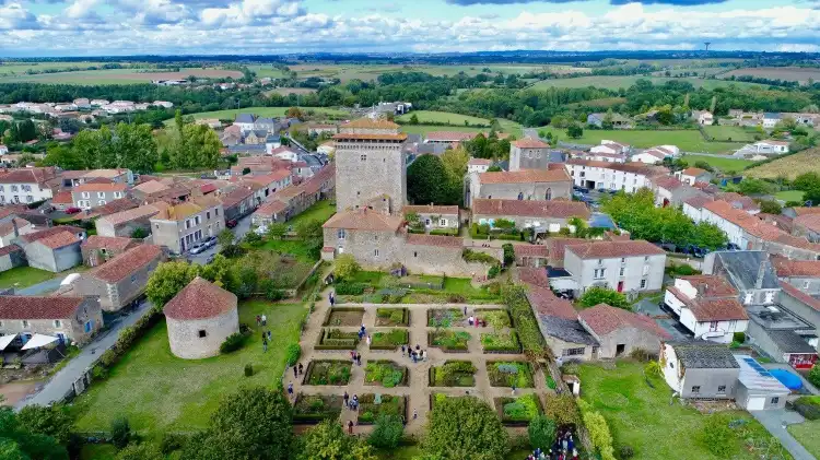 Hôtels à : Bazoges-en-Pareds