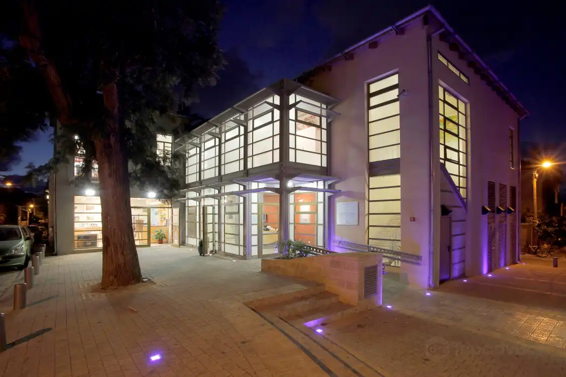 Hotels near Gutman Museum