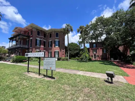 Hotels near 1859 Ashton Villa