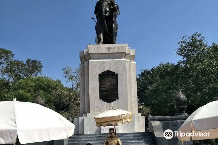 Don Chedi Monument