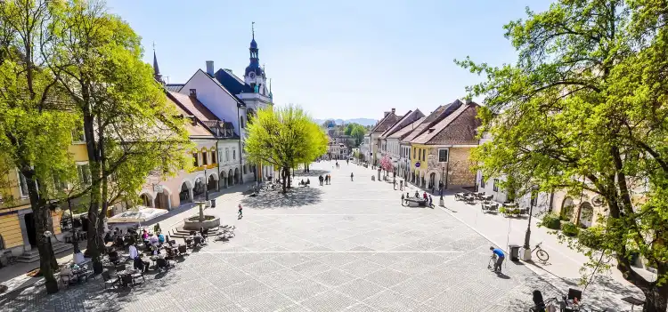 Hotels near Knjiznica Mirana Jarca