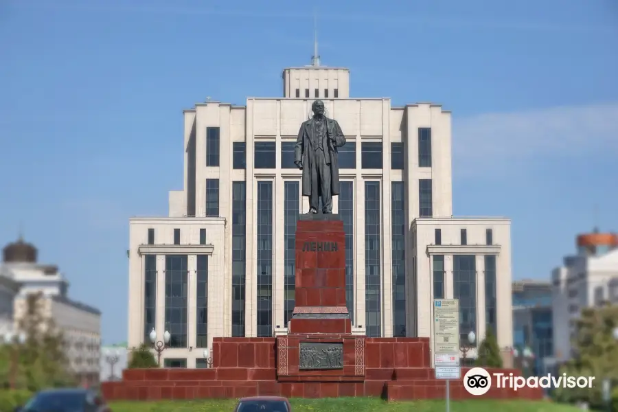 Памятник В. И. Ленину.