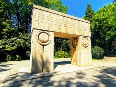 The Gate of the Kiss