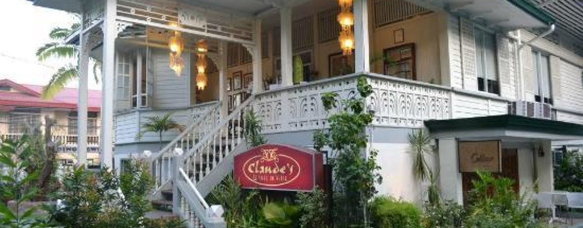 Claude's Le Cafe de Ville