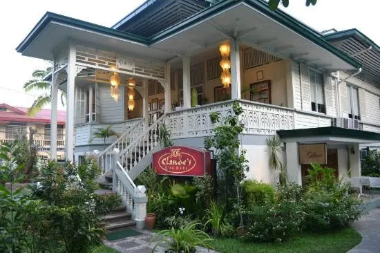 Claude's Le Cafe de Ville