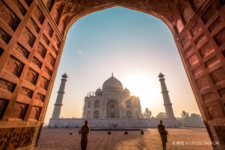 Hotels near Masjid Va Madarsa Nasirabad