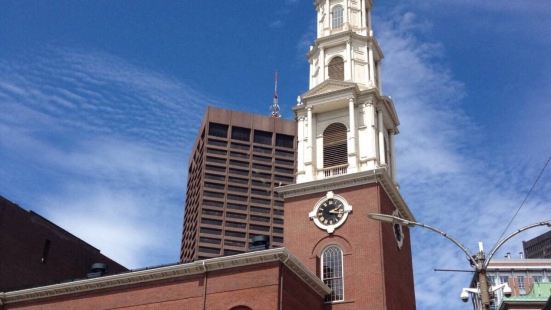公園街教堂潔白的塔尖高聳入雲 從建築結構來講，這教堂八角形的