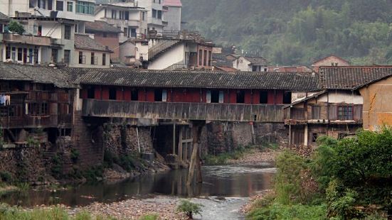 王村口古镇，沿江而建，风景非常的秀丽。可以在此悠闲的逛逛，江