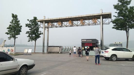徐州市水上世界是以湖中心的一个岛为基础，通过架桥与湖堤相连接