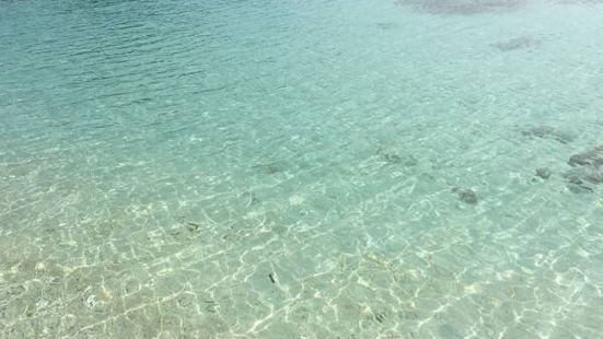 渡嘉敷岛一共有3个海滩，推荐阿波连海滩，第一，这个沙滩有一个